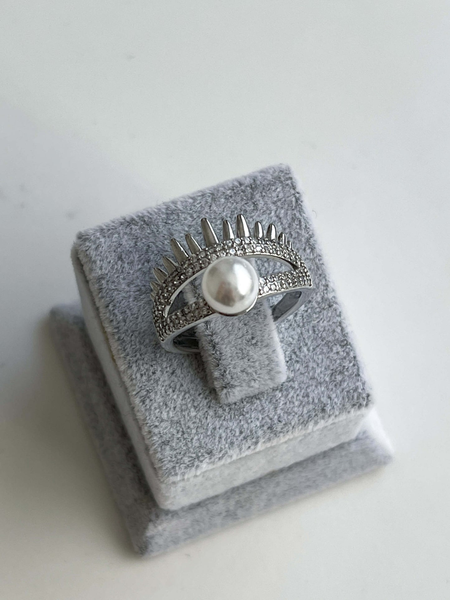 Göz görünümlü geniş yüzük