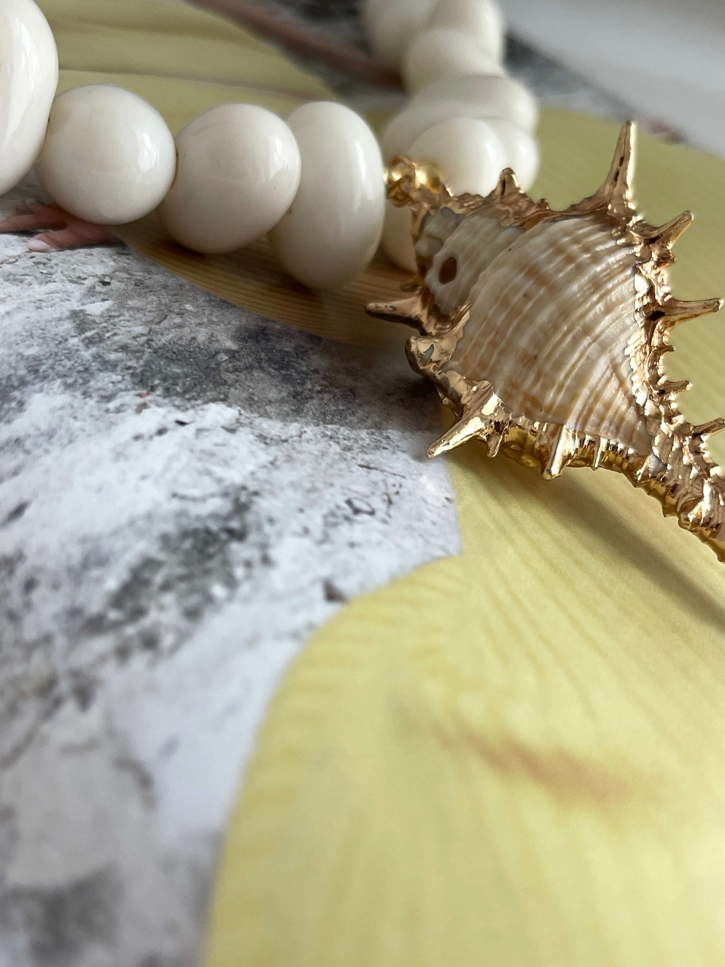 Maksi dev figürlü boncuk kolye