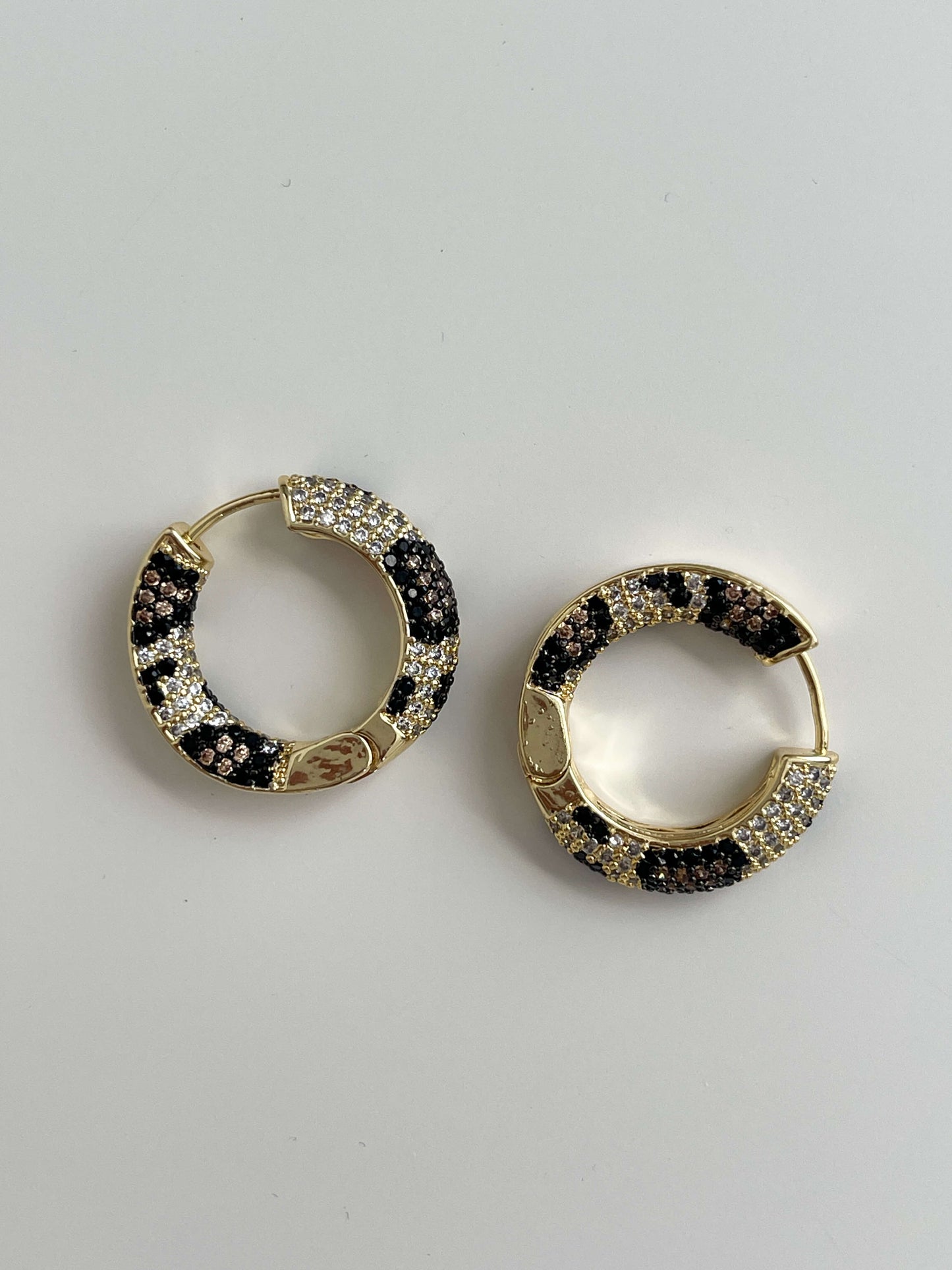 Çapraz detay taşlı leopar küpe