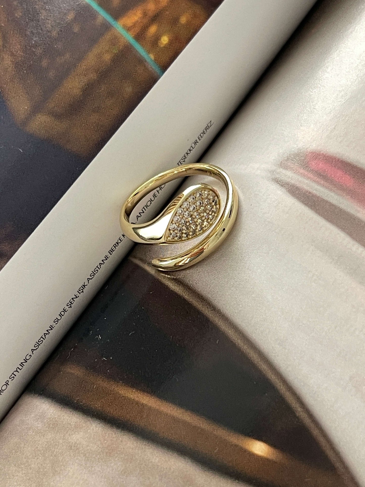 Taşlı dolama yüzük