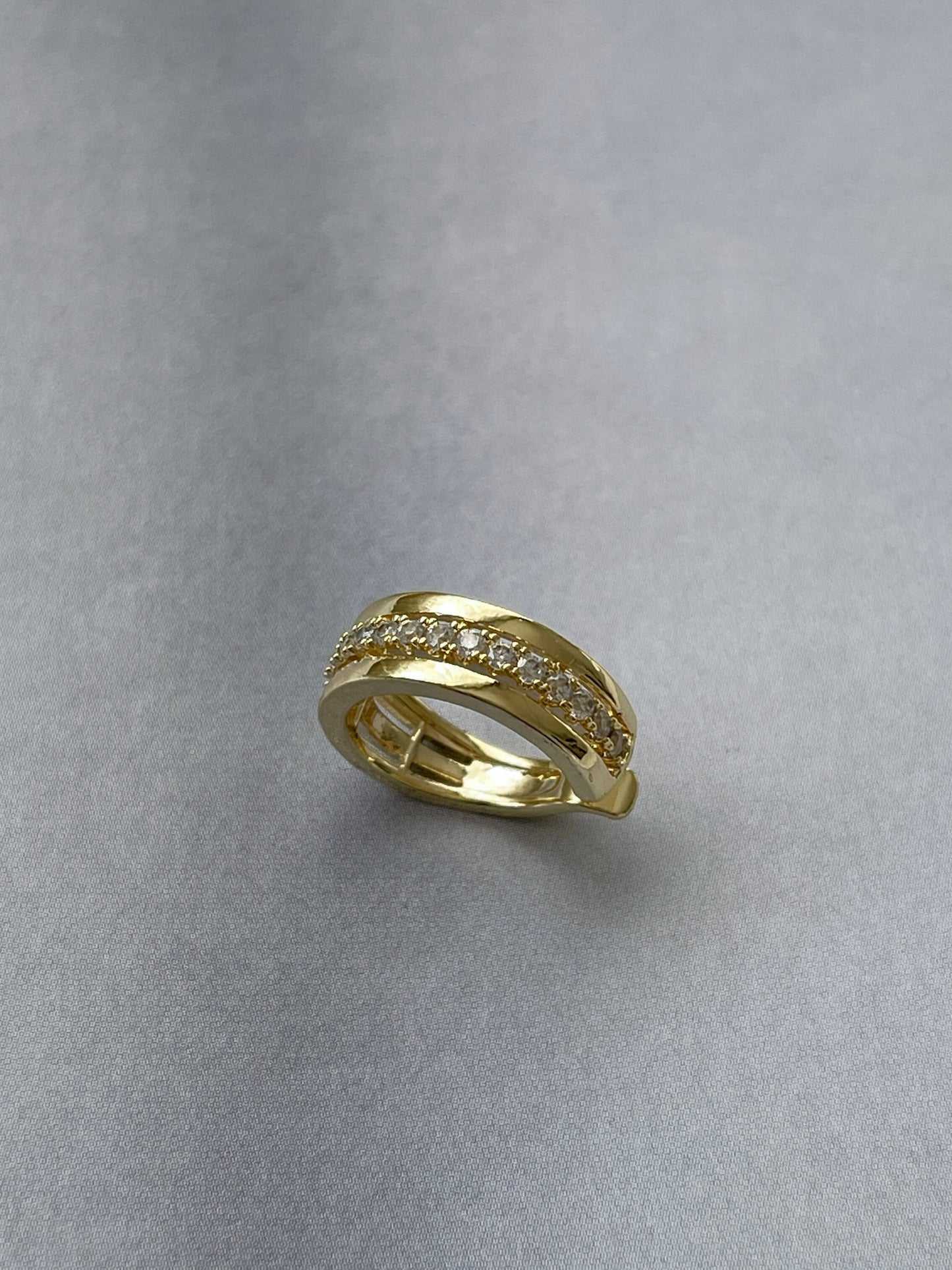 Ortası taşlı kıkırdak küpe