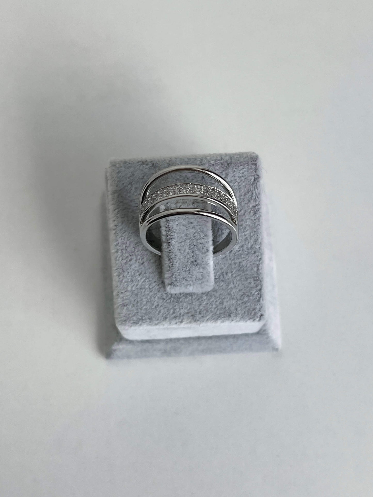 Üçlü görünümlü yüzük