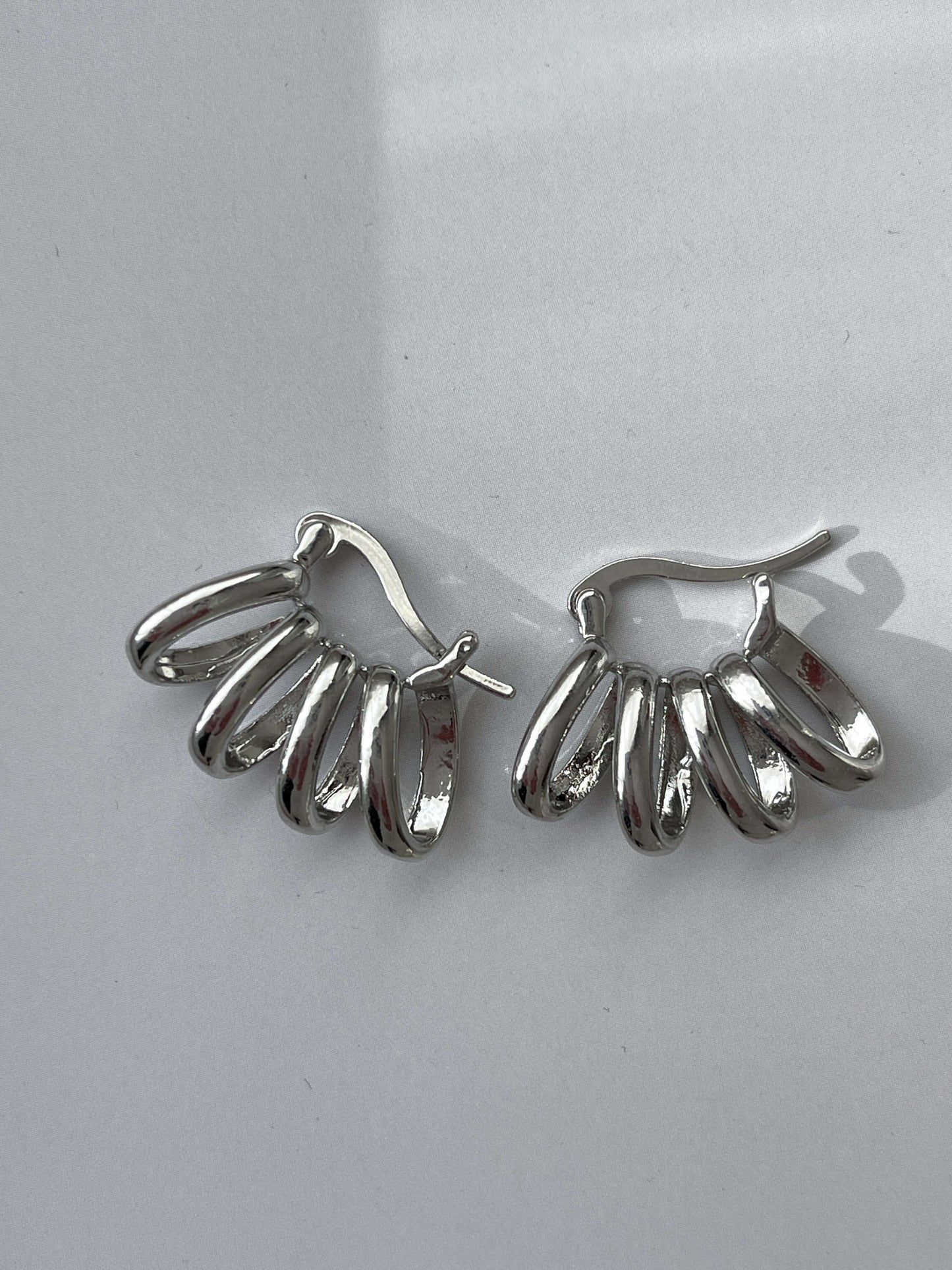 Yatay görünümlü küpe