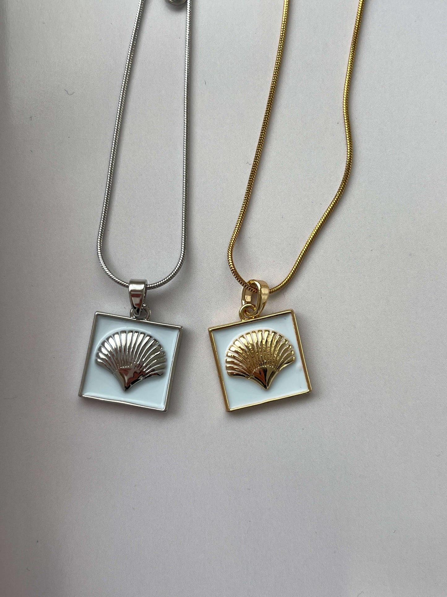 Midye görünümlü kolye