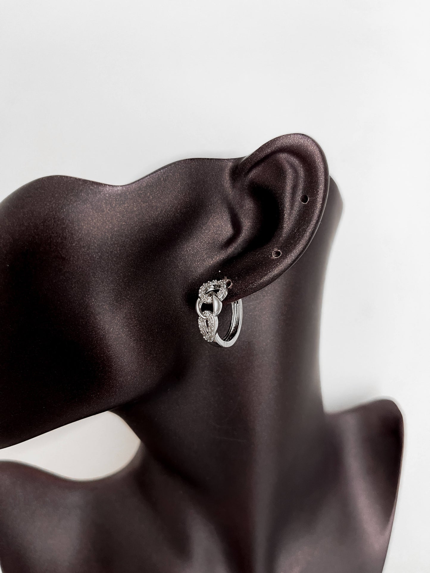 Zincir görünümlü küpe