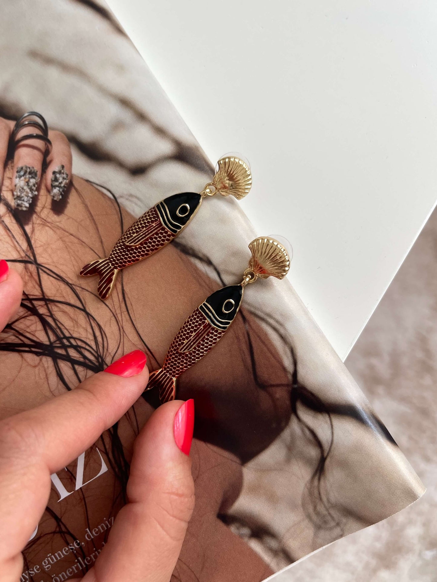 Sallantılı balık küpe