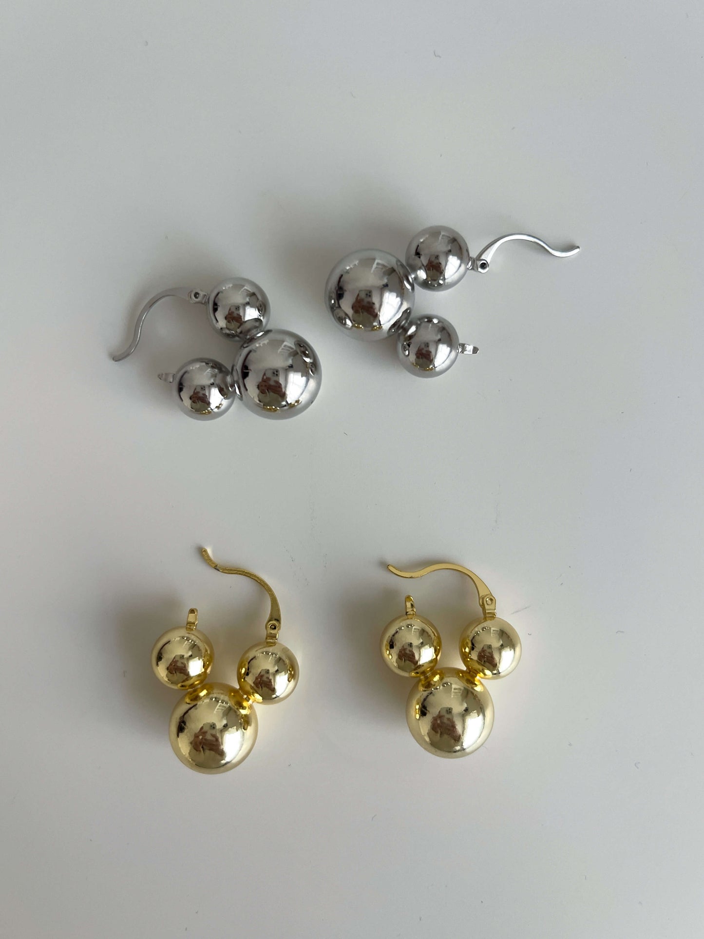 Üçgen topçuk küpe