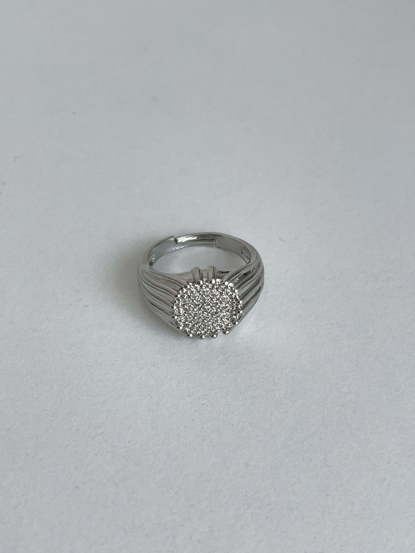 Yuvarlak taşlı yüzük