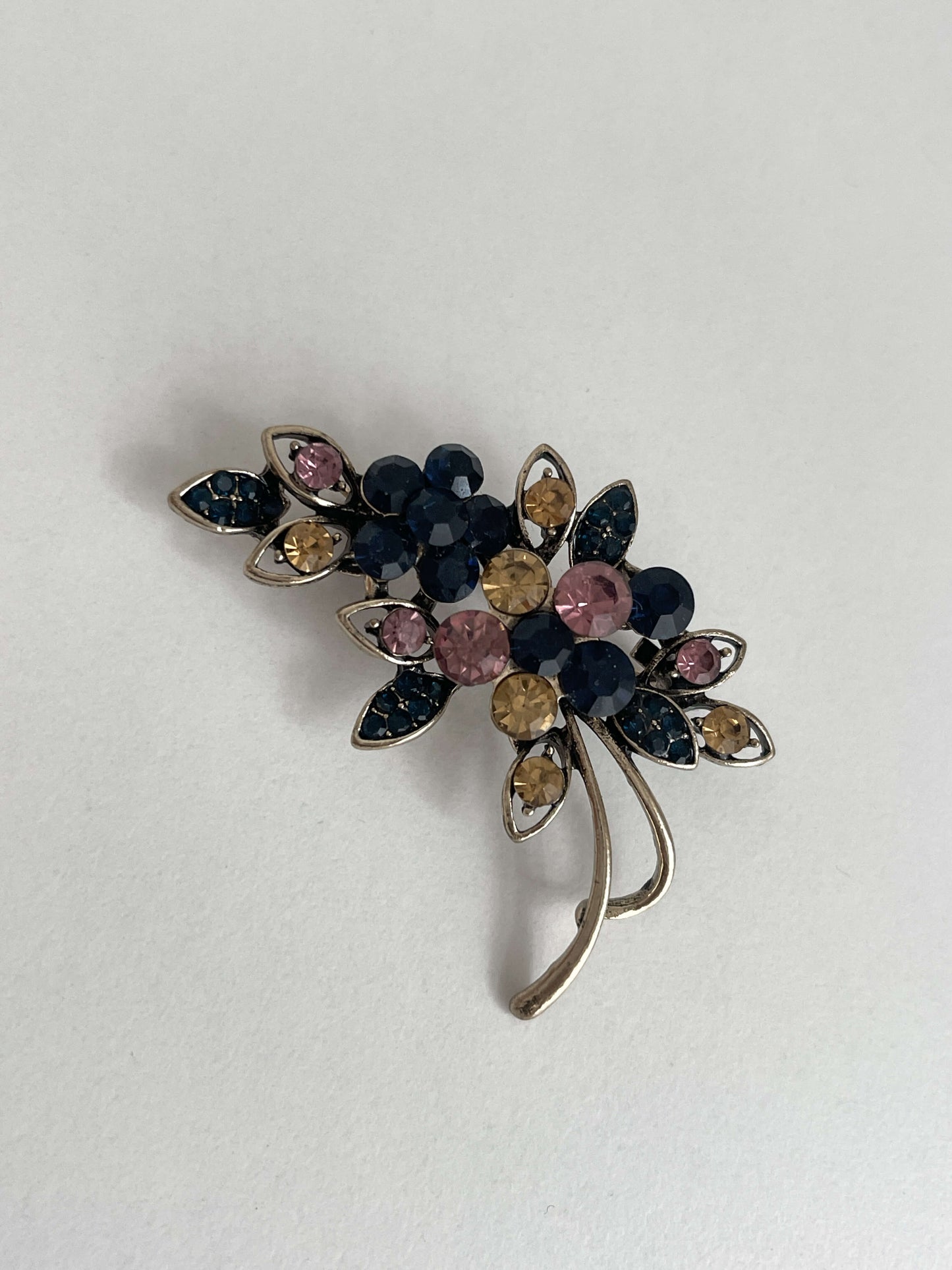 Taşlı eskitme broş