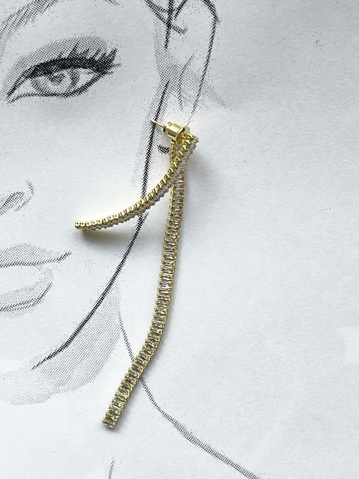 Sallantılı taşlı küpe