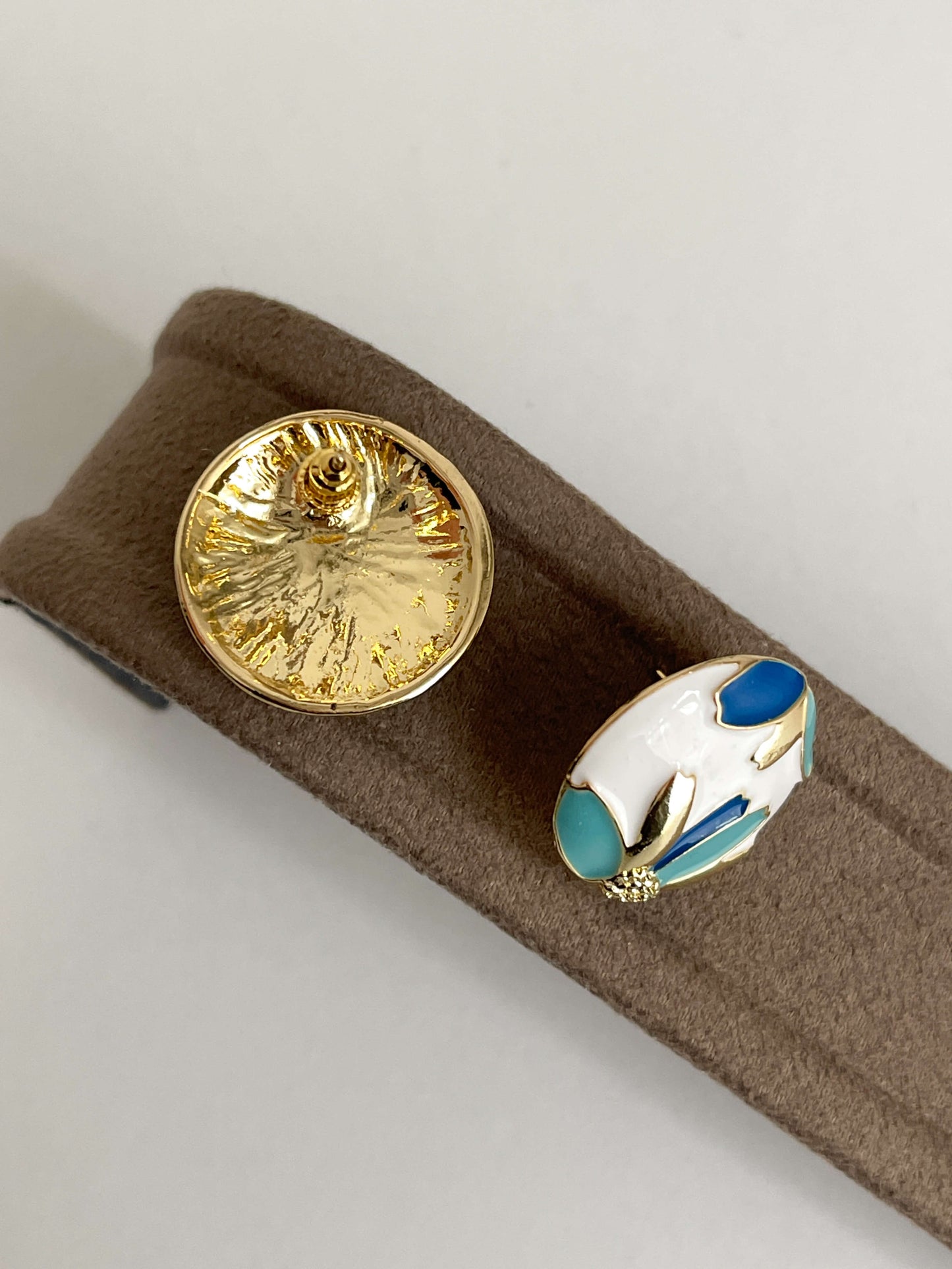 Renkli mineli düğme küpe