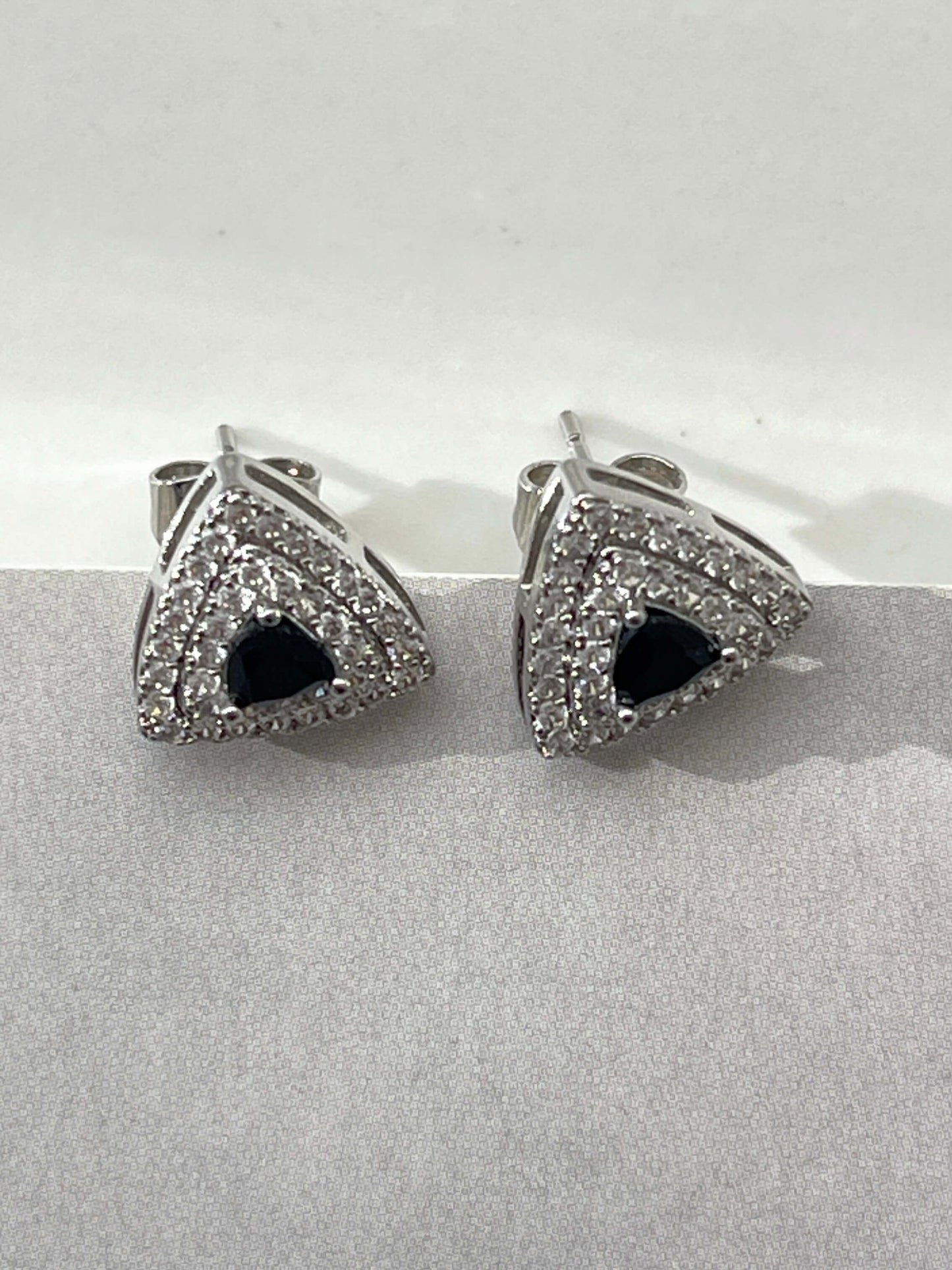 Minimal üçgen taşlı küpe