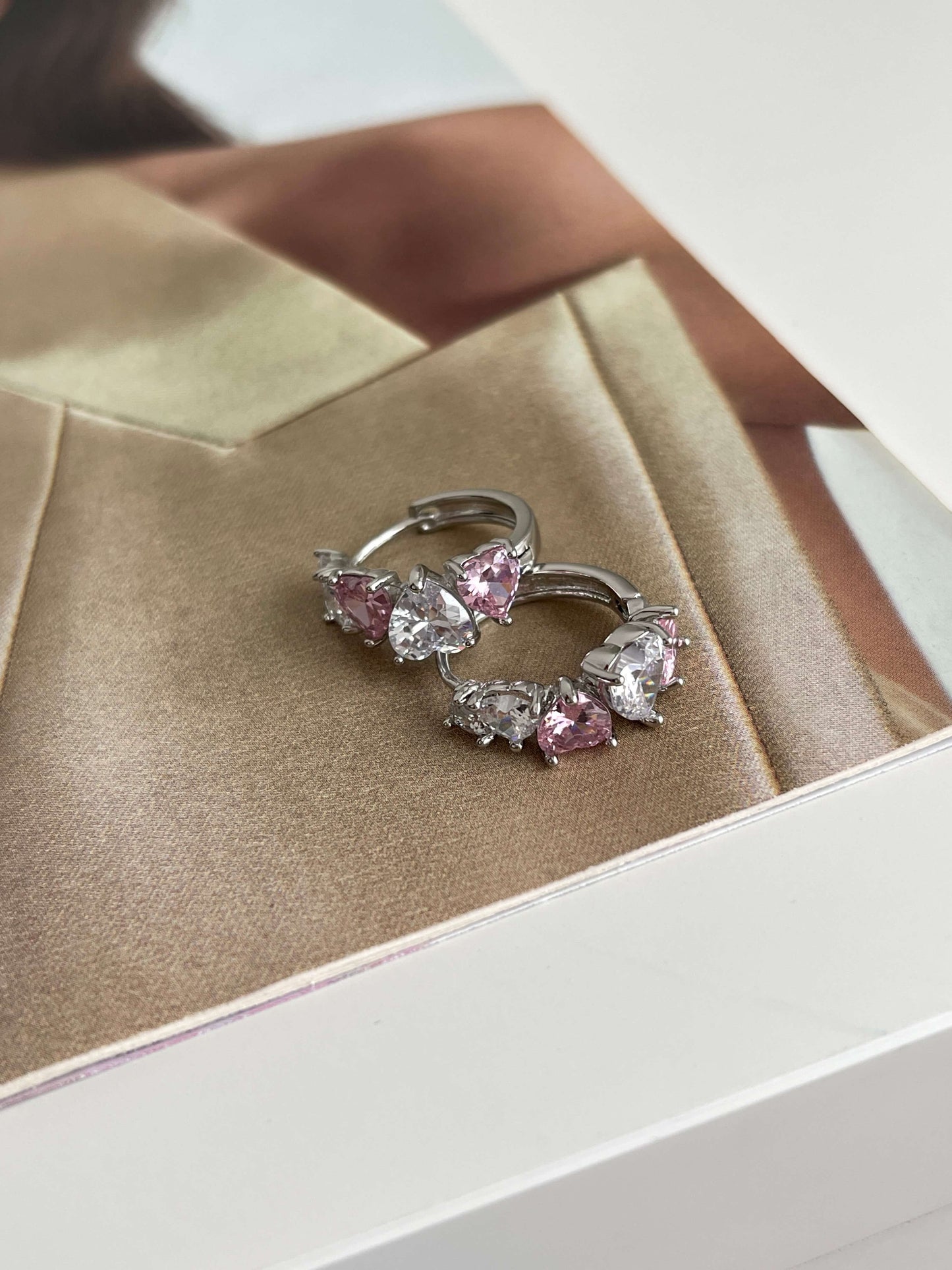 Kalpli taşlı halka küpe