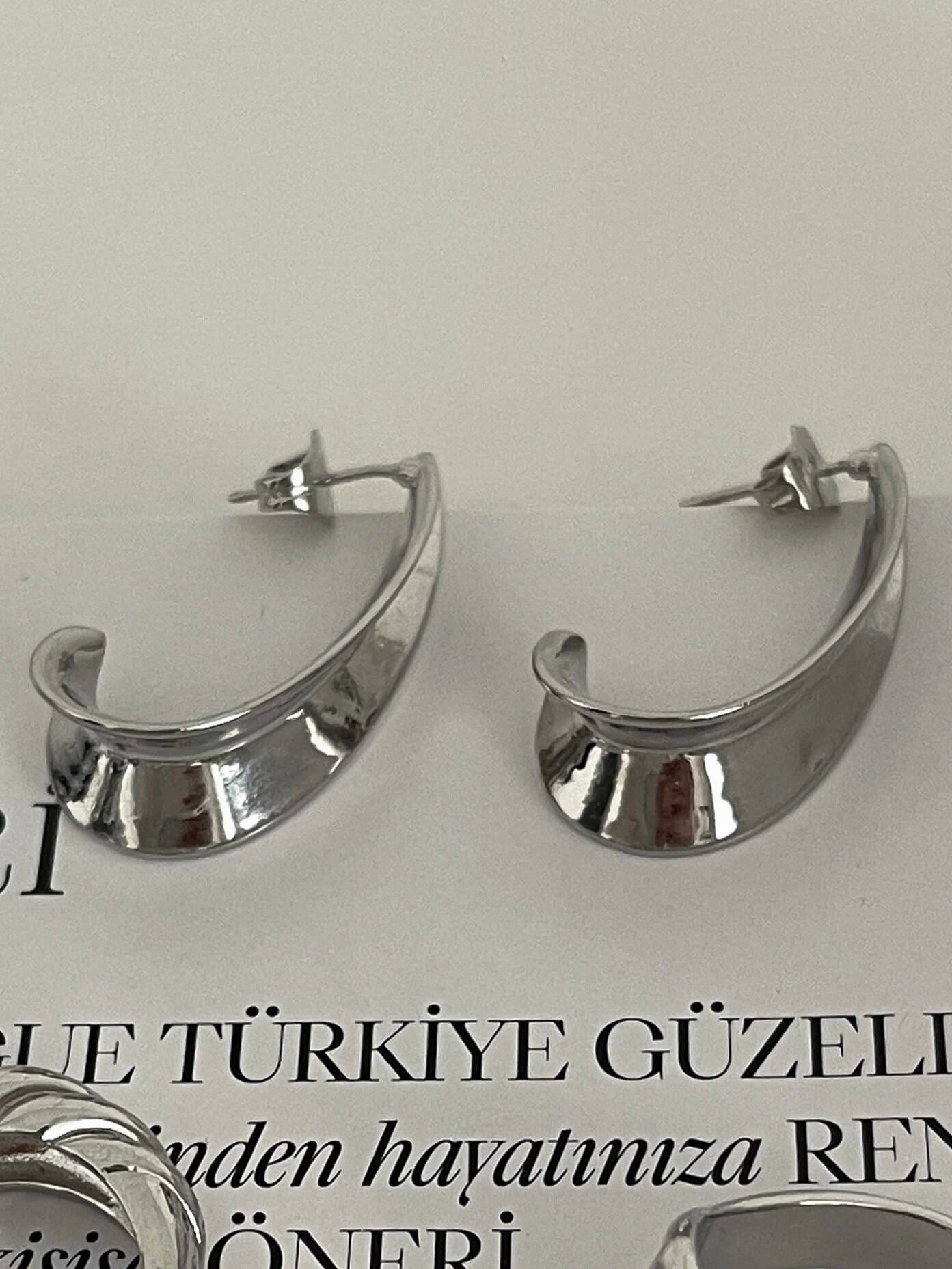 Özel seri kıvrımlı küpe