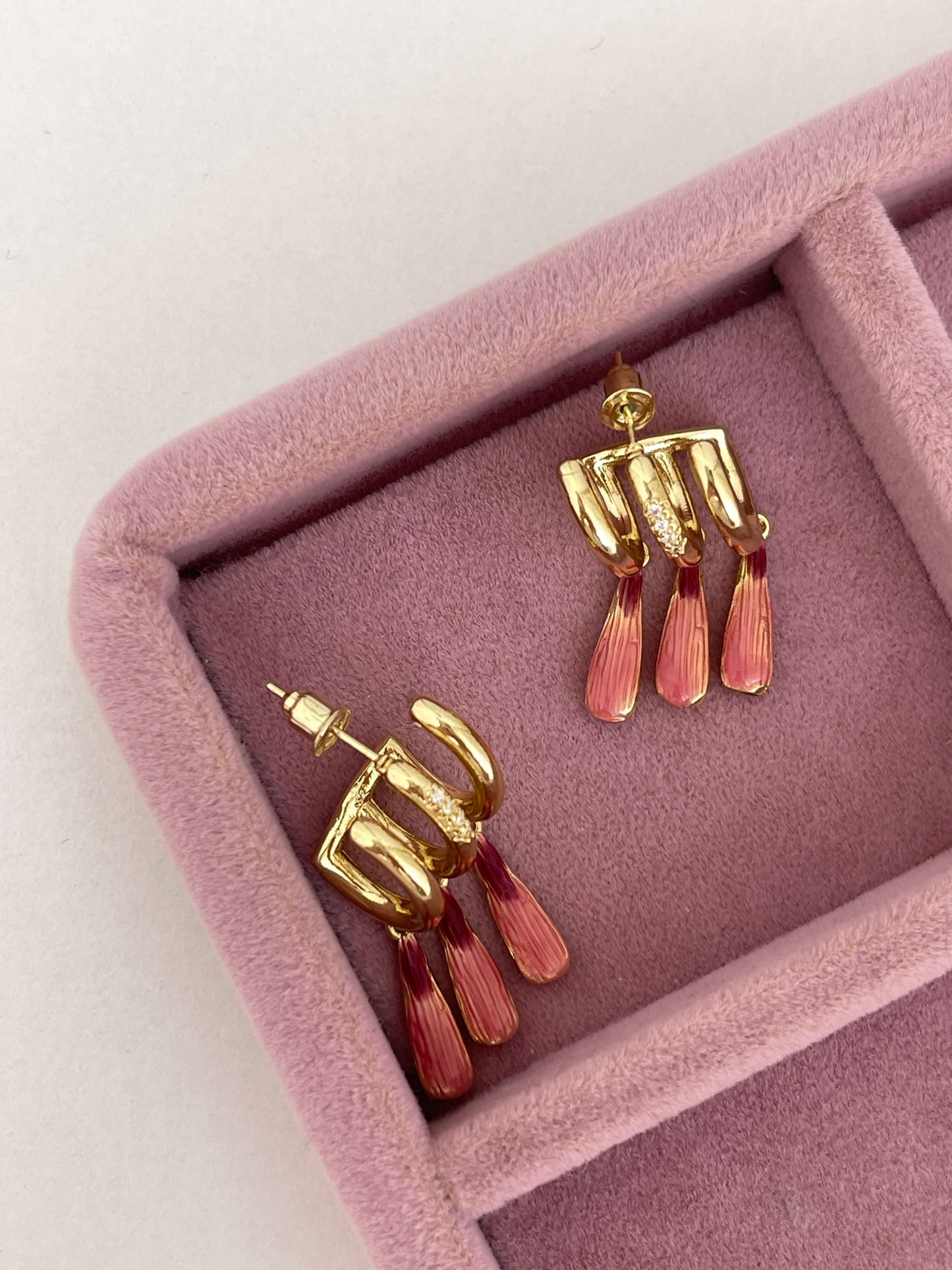 Renkli üçlü görünümlü küpe