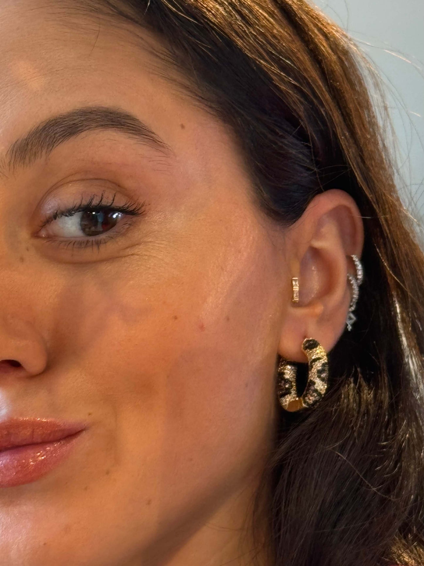 Çapraz detay taşlı leopar küpe