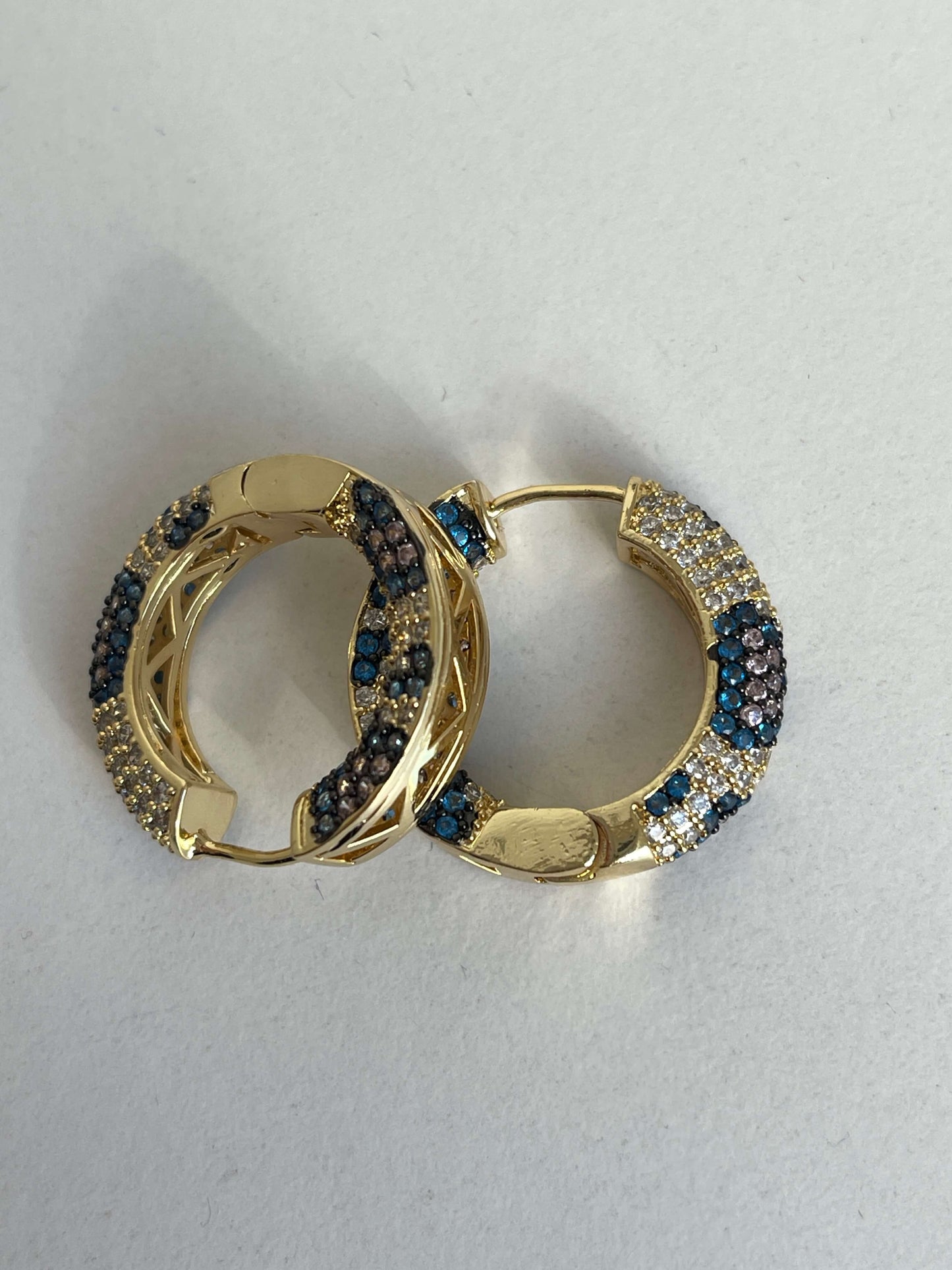 Çapraz detay taşlı leopar küpe