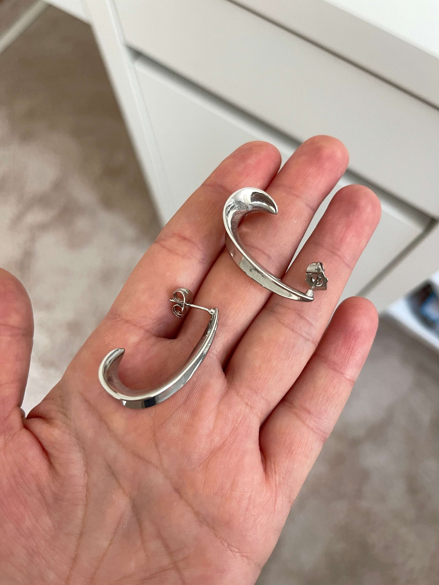 Özel seri kıvrımlı küpe